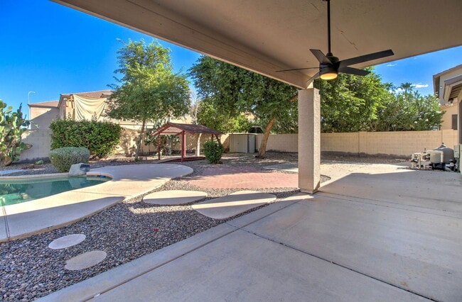 Building Photo - 2026 E County Down Dr