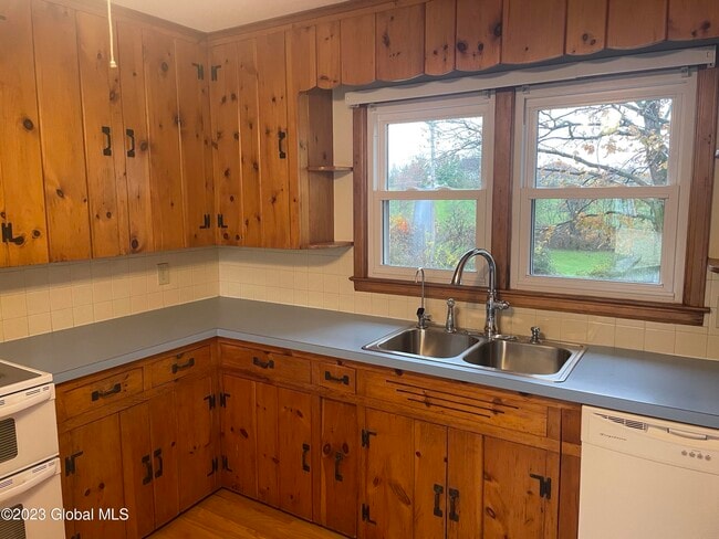 Building Photo - 154 Weatherwax Rd