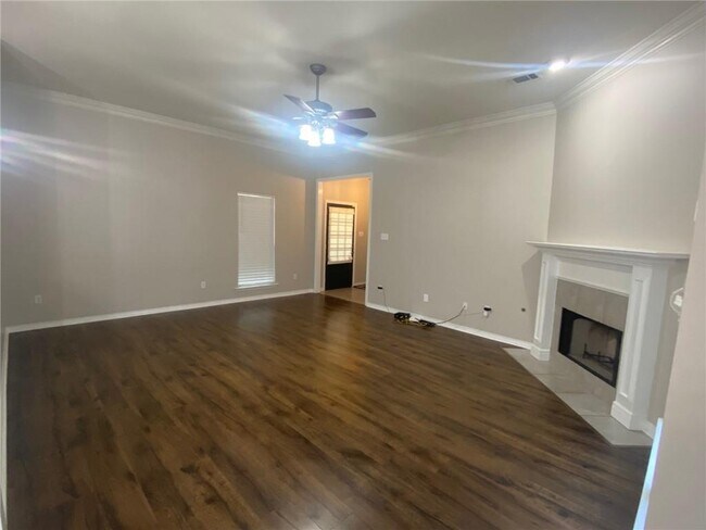 Building Photo - 114 Lazy Creek Dr