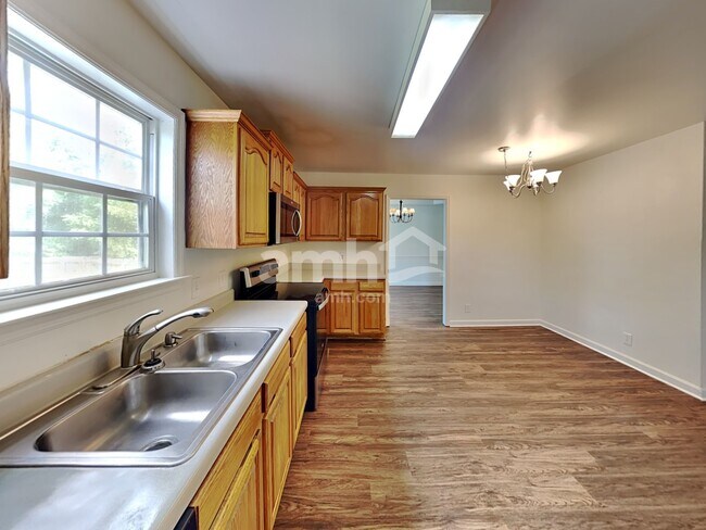 Building Photo - 524 Ryan Ave