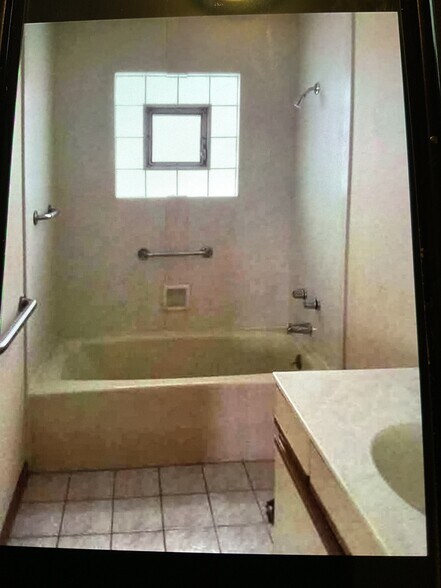 Building Photo - 933 S Western Ave