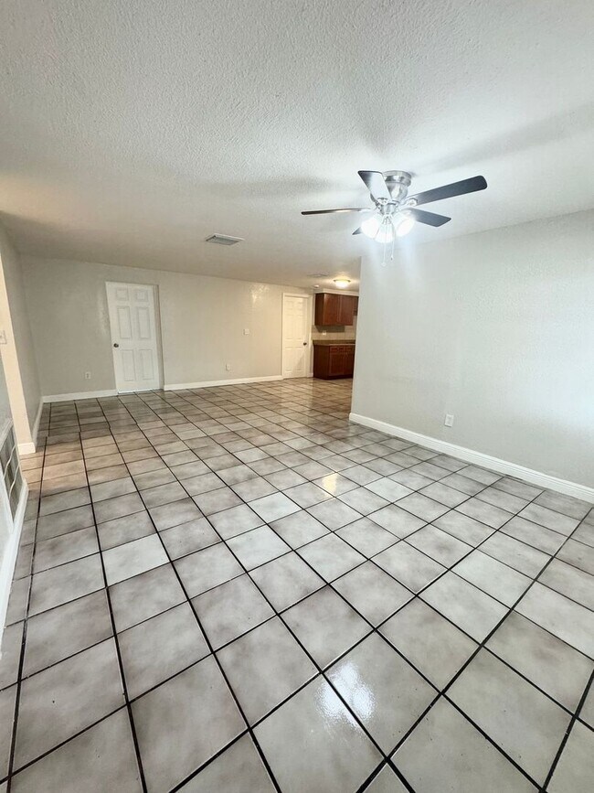 Building Photo - 4/2 Single-family home, AVAILABLE NOW!
