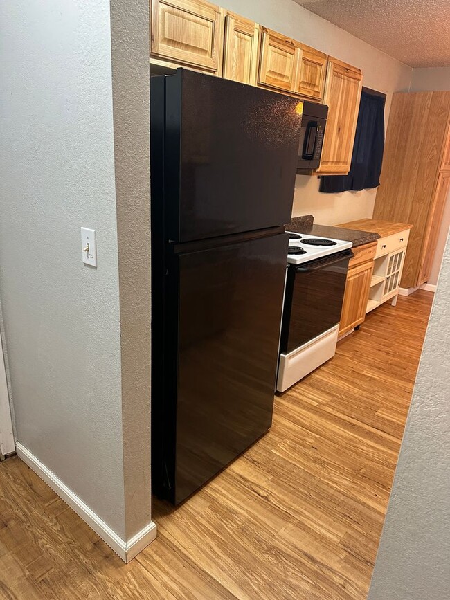 Building Photo - 1 BR/1 B near shopping center, UMED, and the Military base JBER.