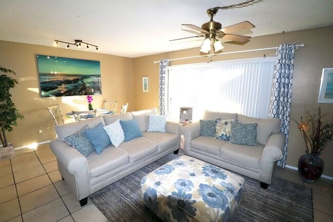 Building Photo - One bedroom apt 7 or 12 months furnish or unfurnished. Apartamento disponible amueblado o sin mue...