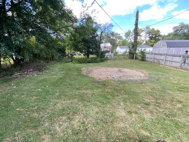 Building Photo - 905 Southmoor Dr