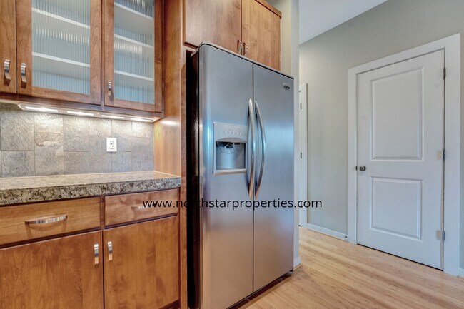 Building Photo - Stylish Multnomah Village Townhome