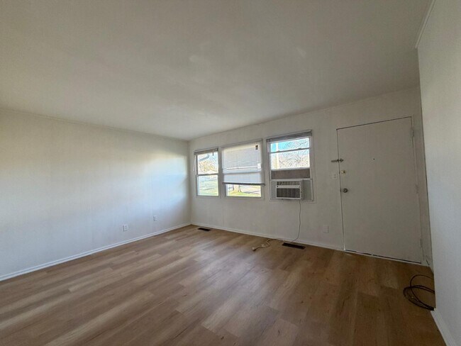 Building Photo - 1440 Azalea Dr