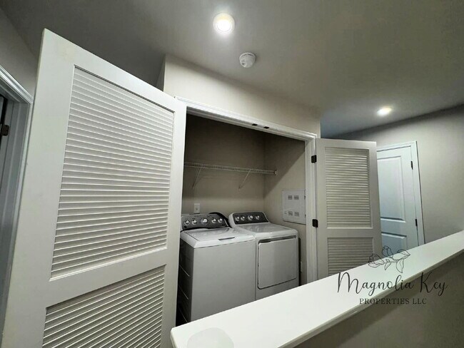 Building Photo - New 3 bed 2.5 bath Townhouse in Forestbrook