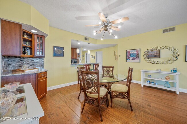 Building Photo - 8700 Ridgewood Ave