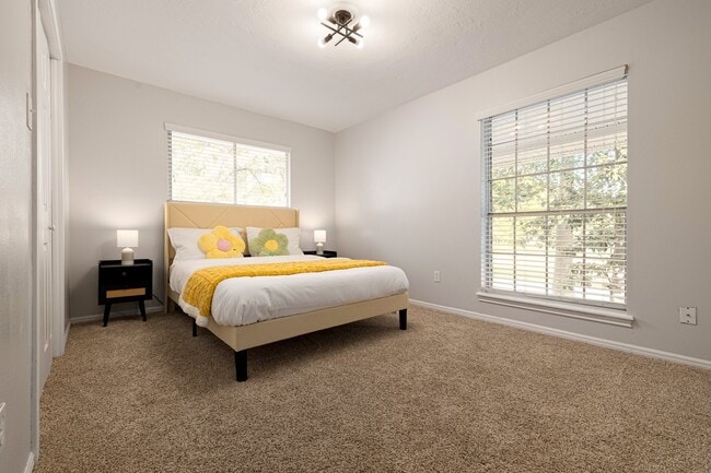 Building Photo - 522 River Plantation Dr
