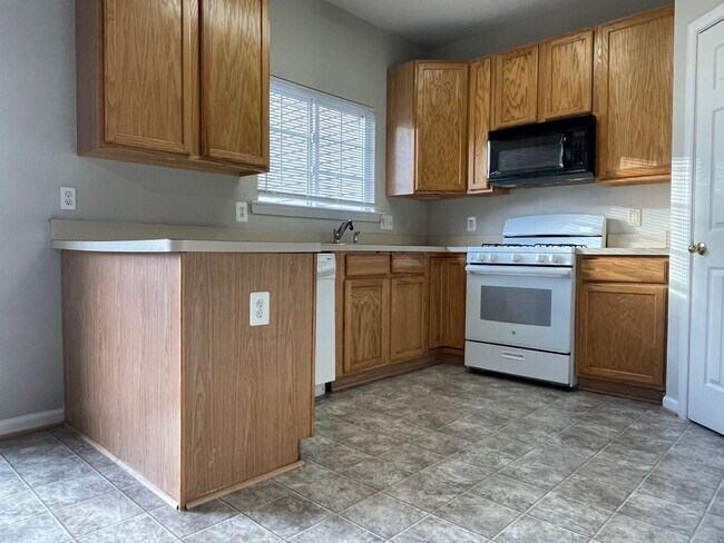 Building Photo - UPDATED TOWNHOUSE IN FREDERICKSBURG - CLOS...