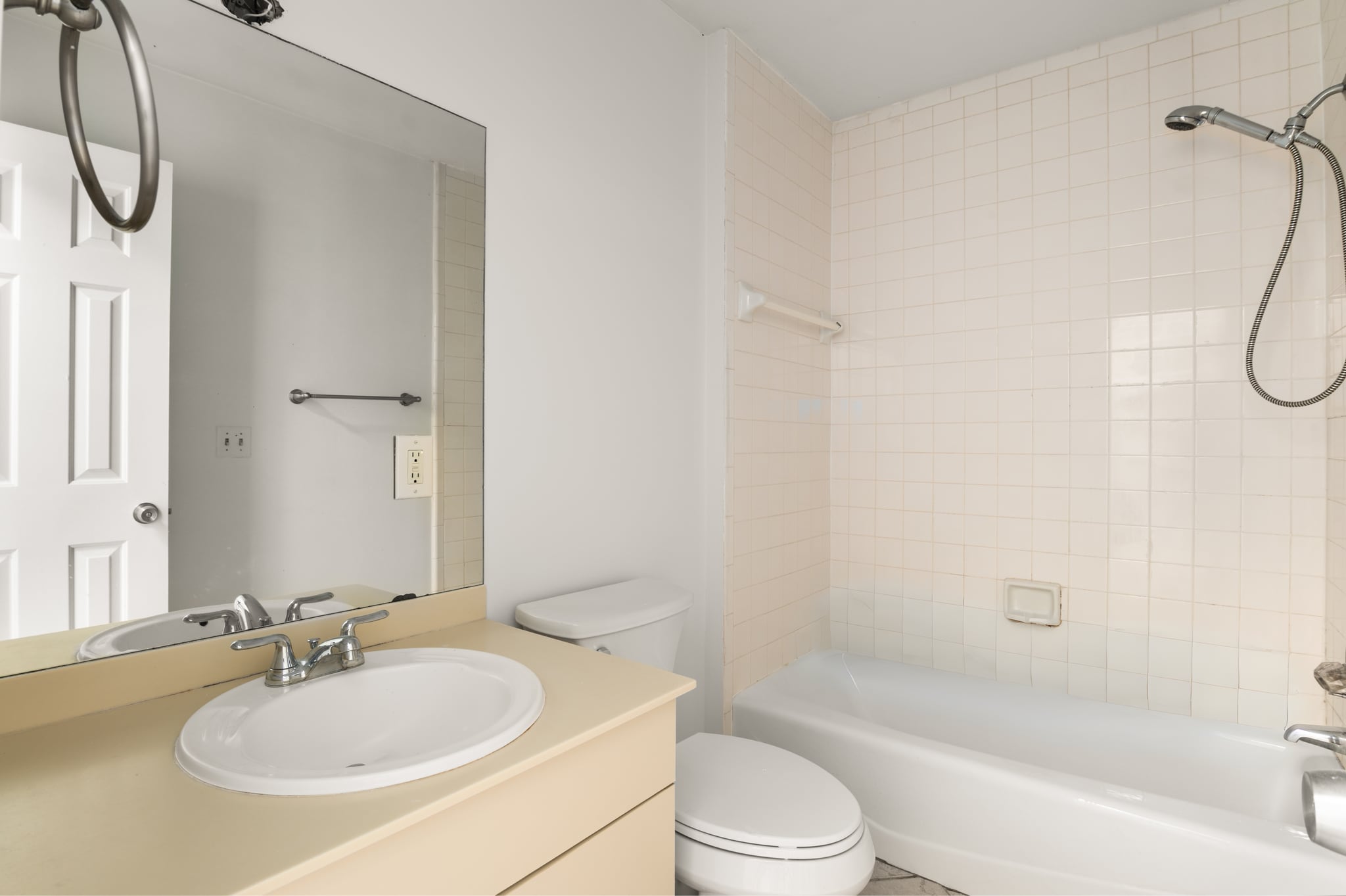 Secondary ensuite - 197 5th St NE