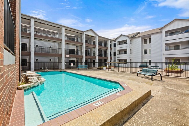 Building Photo - AVAILABLE NOW: Central Austin 1 BR / 1 BA ...