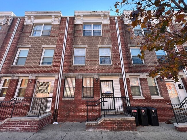 Building Photo - Stunning 4-Bedroom Townhome with Parking Spot Near Temple University! Available August 2026!