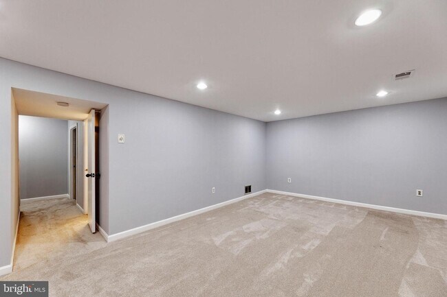 Building Photo - 18 Chantilly Ct