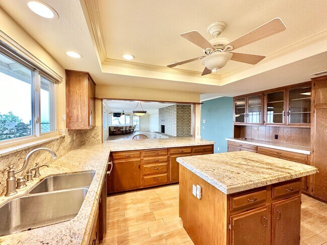Building Photo - Beautiful Custom Home in Fallbrook, just m...