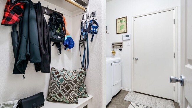 Building Photo - Beautiful 3 bedroom 2 bath and an office w...