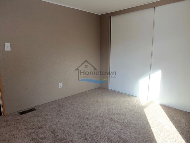 Building Photo - Beautiful & Clean 2 Bed 1 Bath Manufacture...