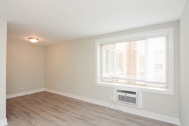 Building Photo - 533 W Surf St