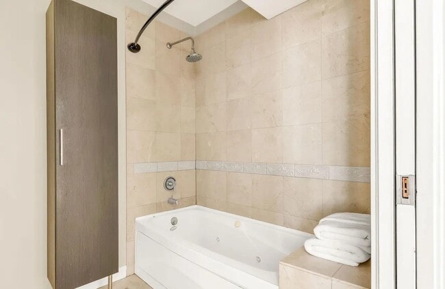 Building Photo - 550 Front St