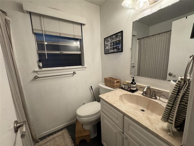 Building Photo - 207 Chippendale Ave