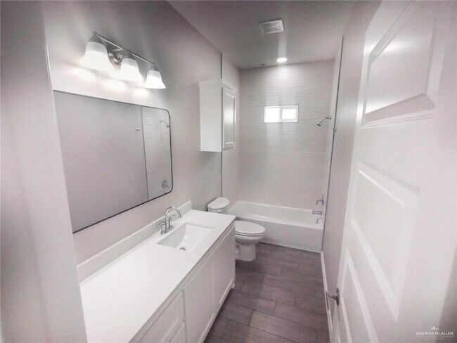 Building Photo - 1409 Shavano Dr