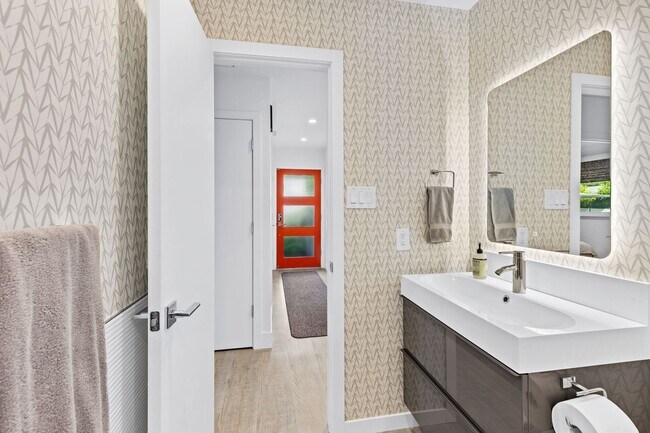 Building Photo - Stylish Condo in Desirable Alta Heights Neighborhood