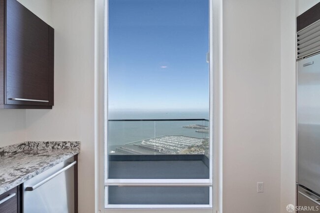 Building Photo - 425 1st St