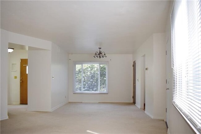 Building Photo - 100 Primrose Ave