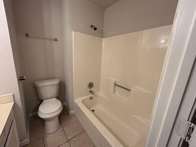 Building Photo - MOVE-IN SPECIAL! End Unit in Main Station with Hardwood Floors and Fireplace