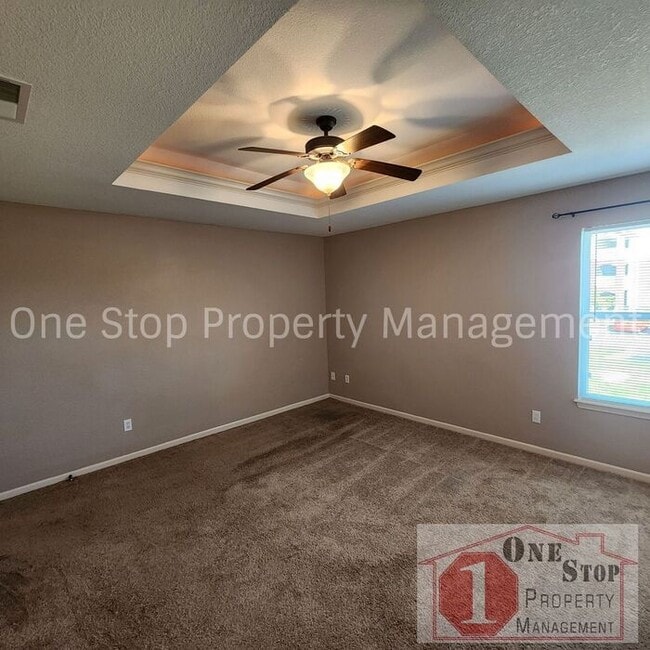 Building Photo - Generously Sized 3 bedroom, 2.5 bathroom i...