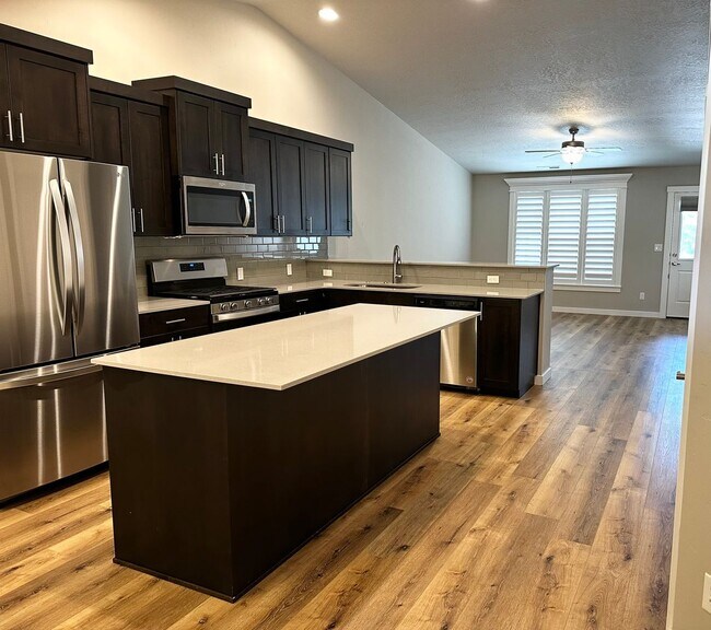 Building Photo - Stunning 3 bedroom 2 bathroom home in Meri...