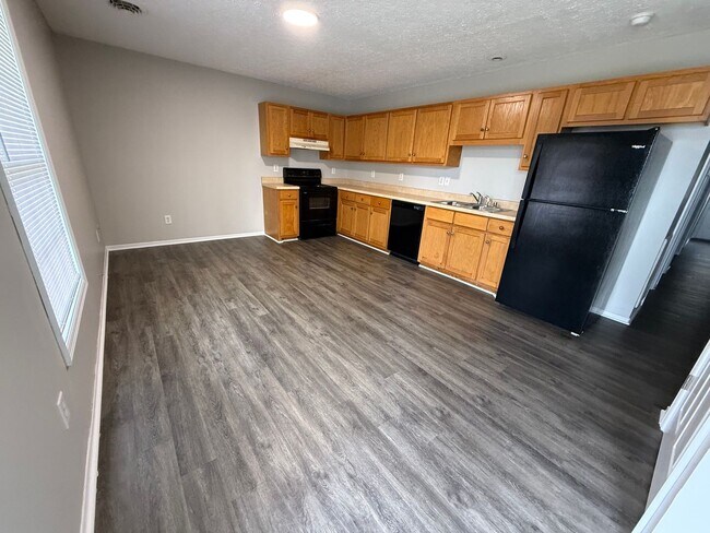Building Photo - Cozy 2 Bedroom Garden Apartment