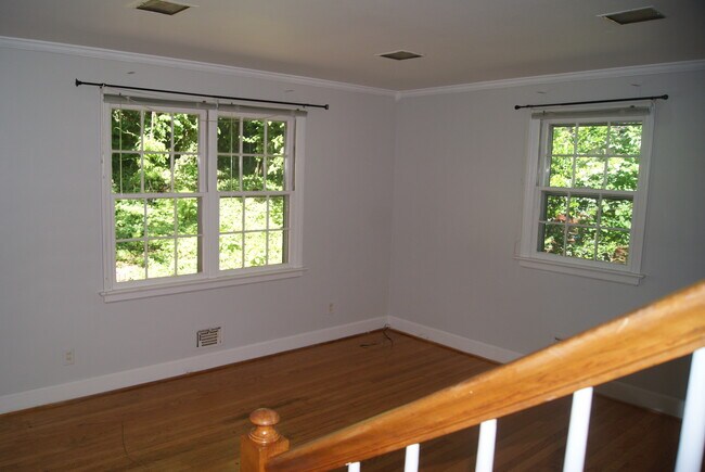 Building Photo - 913 Brookwood Dr