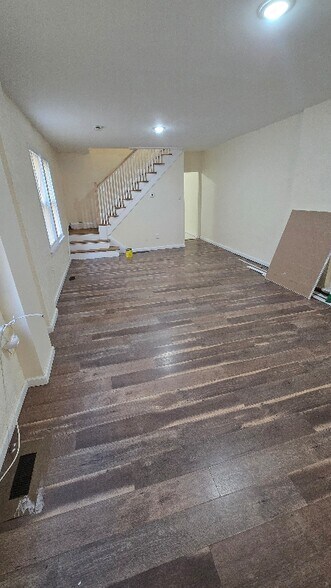 Building Photo - 15 Vola Ln