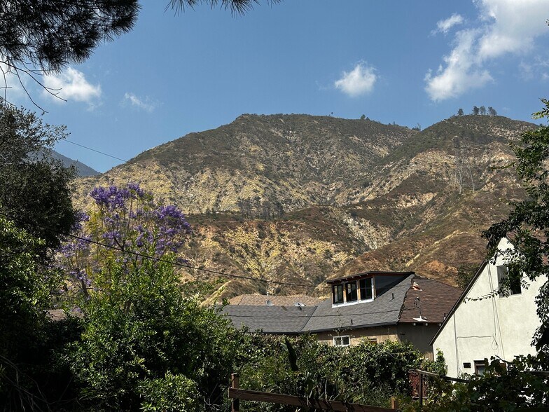 Building Photo - 2151 N Altadena Dr