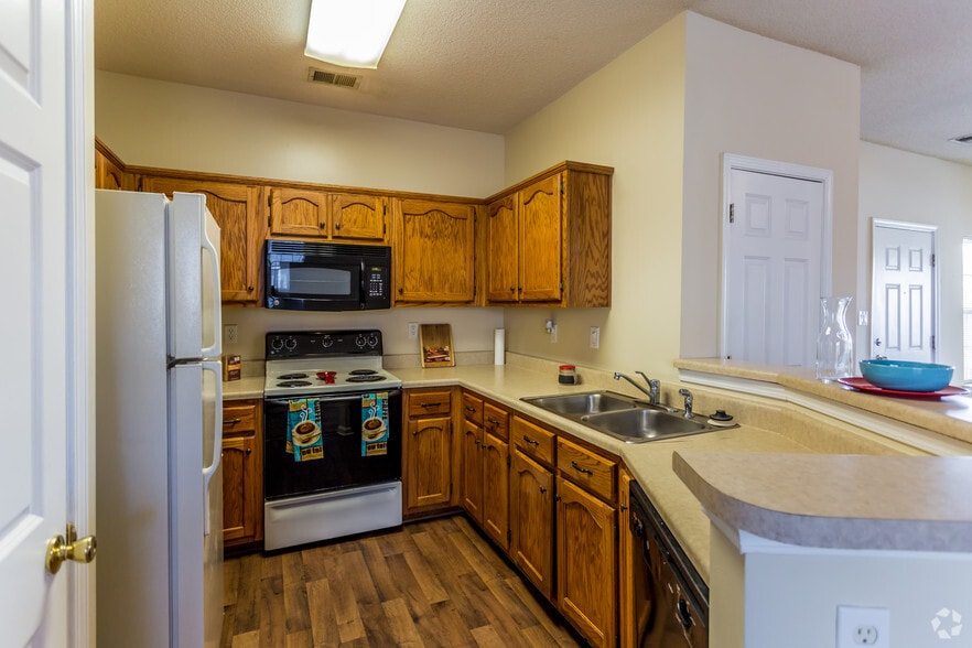 2BR, 2BA - 1150 SF - Kitchen - Weatherstone Apartments