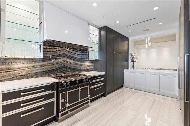 Building Photo - 17901 Collins Ave