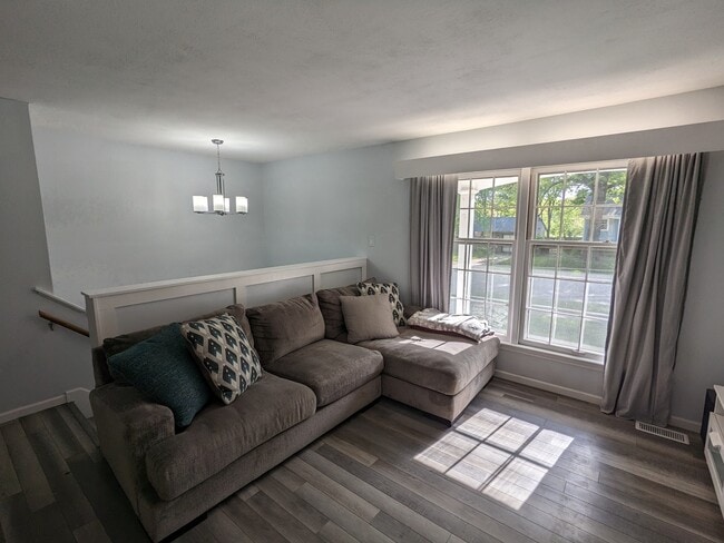 Building Photo - 2560 SW Belle Ave