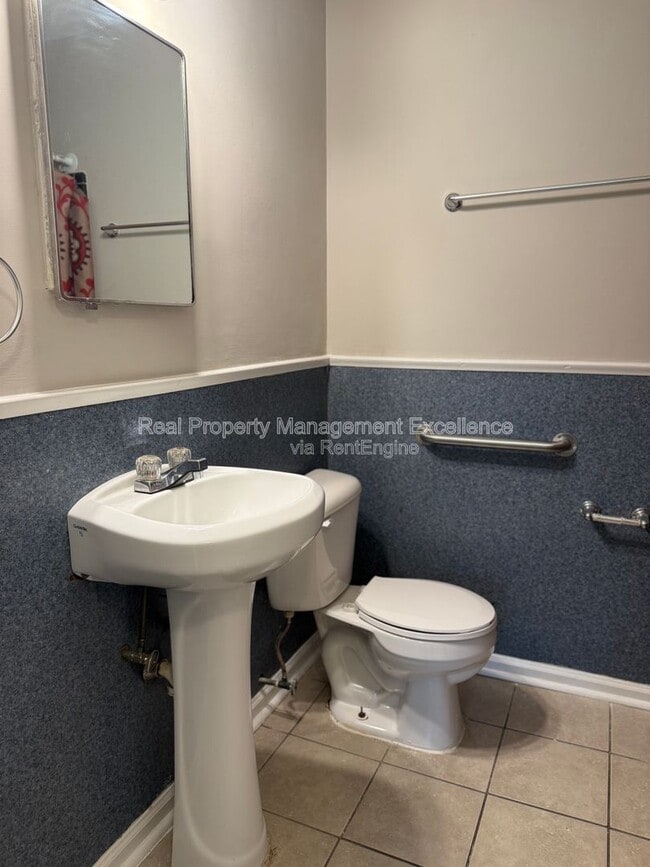 Building Photo - 804 Greenwich St