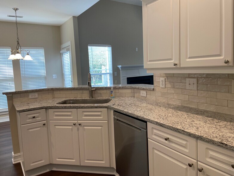 Building Photo - 8813 Castle Cliff Dr