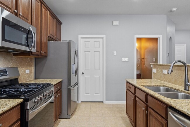 Building Photo - Lovely 2 Bedroom, 2.5 Bath Townhome w/ 2-Car Garage in Cedar Park!