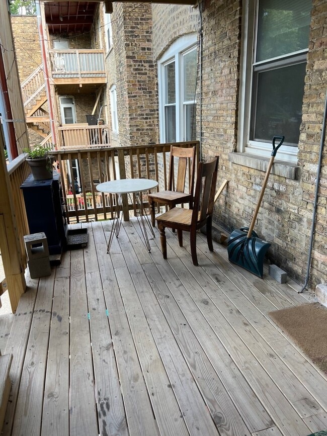 Building Photo - 3840 W Roscoe St