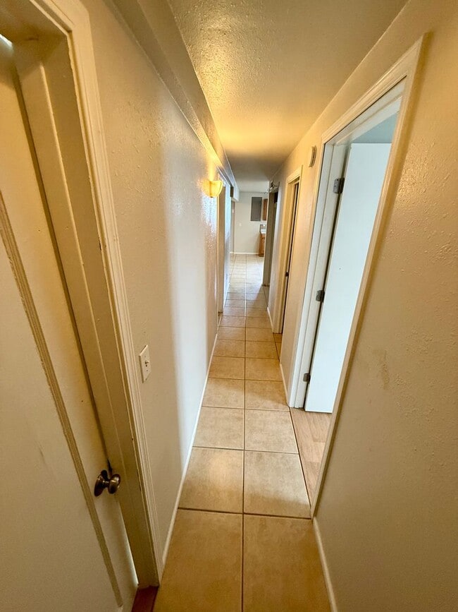 Building Photo - Thomas Duplex