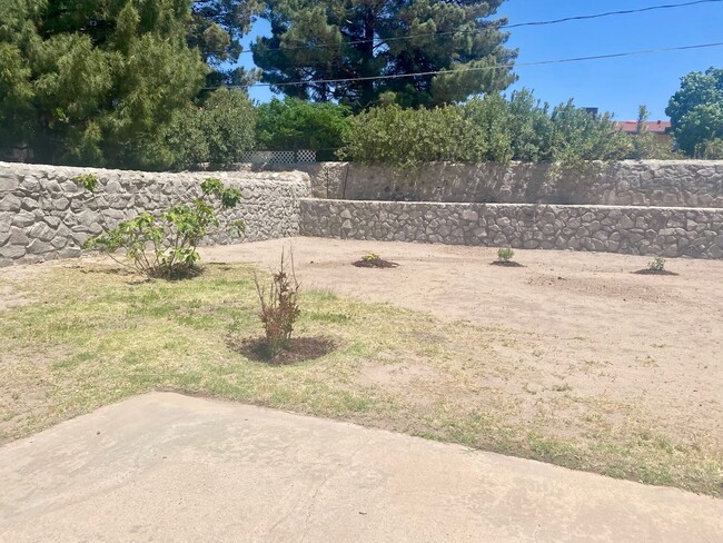 Building Photo - 1812 Pomona Dr
