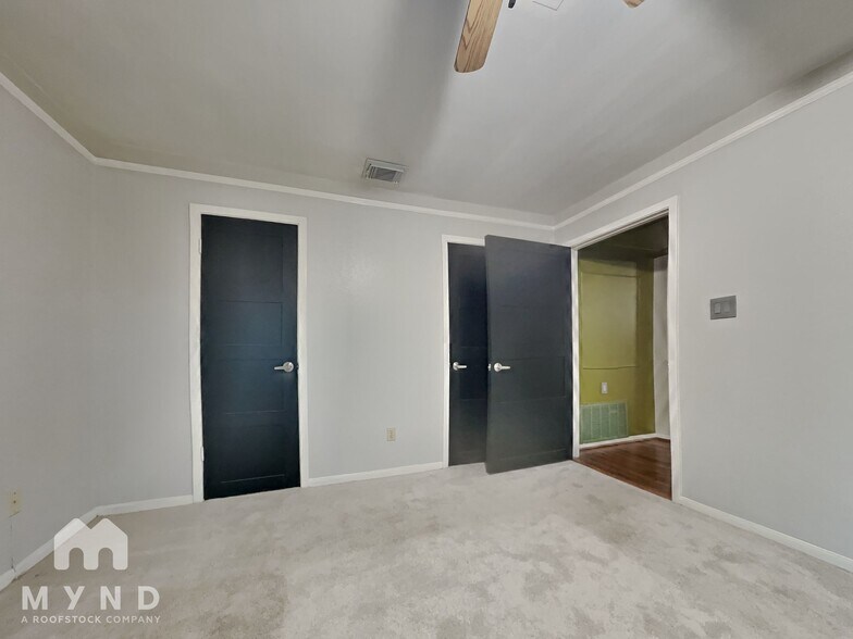 Building Photo - 8211 Katy Fwy