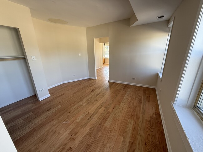 Building Photo - 156 Des Plaines Ave