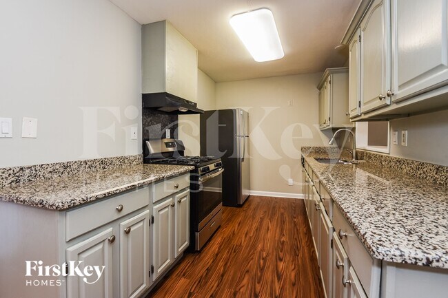 Building Photo - 4104 Middle Dr