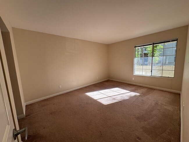 Building Photo - 5510 Owensmouth Ave