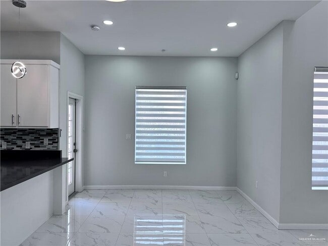 Building Photo - 21 Sunset Dr